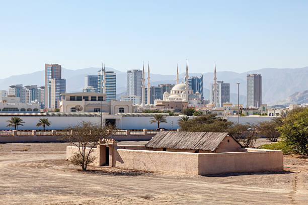 blick auf die stadt von fujairah, vae - fujairah stock-fotos und bilder