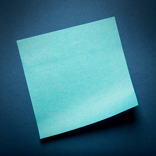 синий клеящаяся записка на синем фоне - index card paper clip paper blank стоковые фото и изображения