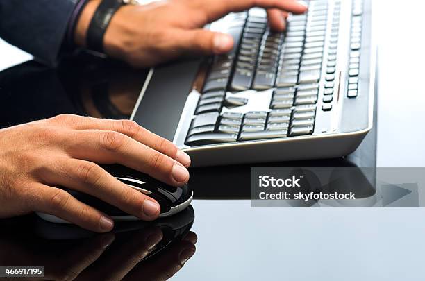 男性の手で働くコンピュータ - インターネットのストックフォトや画像を多数ご用意 - インターネット, クローズアップ, コミュニケーション