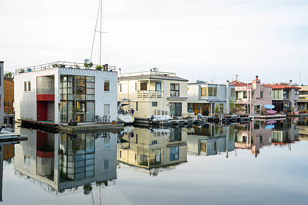 Houseboats along the waterfront in Seattle Houseboats line the shore in Seattle at Lake Union houseboat photos stock pictures, royalty-free photos & images