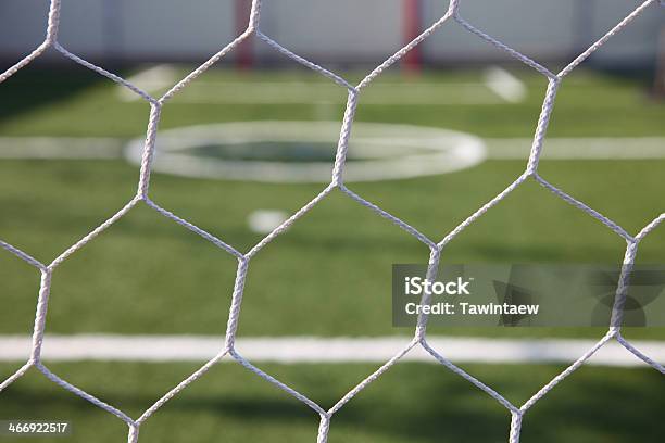 Белый Футбольный Сеть Зеленая Трава Futsal Цели — стоковые фотографии и другие картинки Абстрактный - Абстрактный, Белый, Боллард