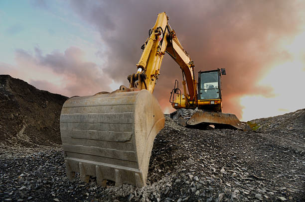 Quarry excavator Image of a wheeled excavator on a quarry tip machinery stock pictures, royalty-free photos & images