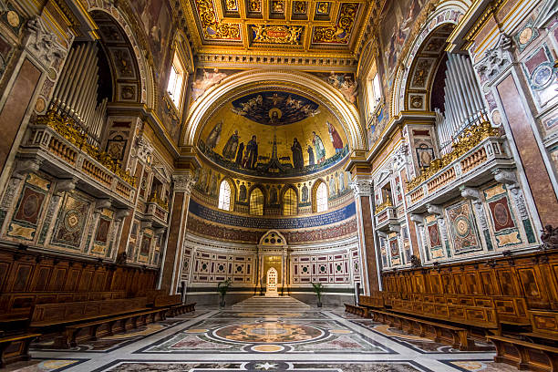 APSE Constantine View of the interior of the basilica of San Giovanni in Laterano where you can see the decoration of the apse and the papal chair vatican stock pictures, royalty-free photos & images