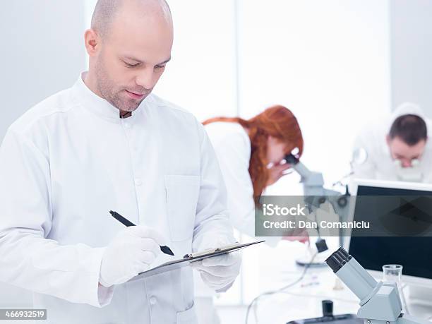Personas Que Trabajan En El Laboratorio De Bioquímica Foto de stock y más banco de imágenes de Abrigo