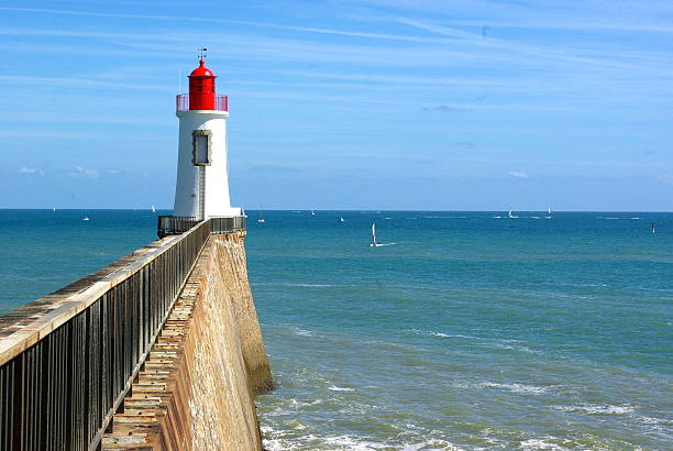 les sables rouges phare - pays de la loire photos et images de collection