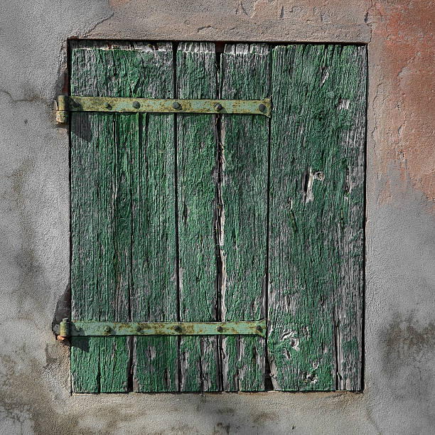 legno vecchio arrugginito verde scuro - wood shutter rusty rust foto e immagini stock