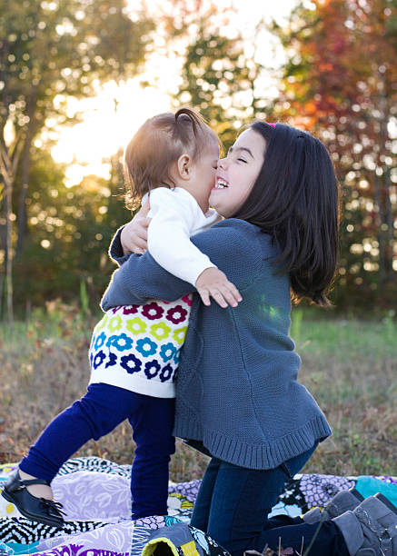 姉妹きれいな夕日ライトオン秋の日 - children only child huddle sun ストックフォトと画像