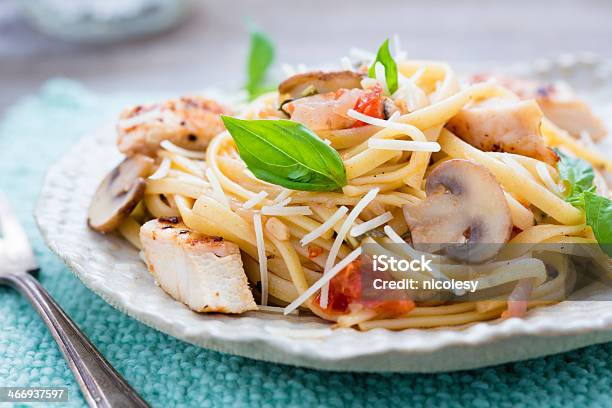 Linguini Pastas Con Pollo Fresco Hongos Foto de stock y más banco de imágenes de Ajo - Ajo, Albahaca, Alimento