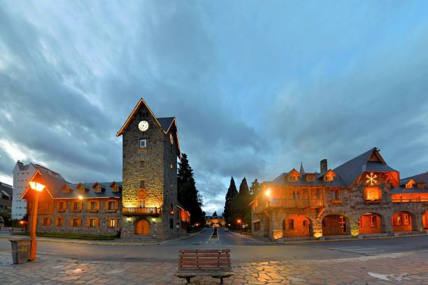 estilo suíça praça principal de bariloche, patagônia, argentina - bariloche imagens e fotografias de stock