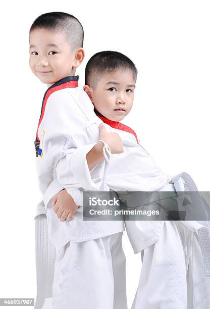 Retrato De Jovem Rapaz Dando Karate Move - Fotografias de stock e mais imagens de Adulto - Adulto, Agressão, Aiquidô