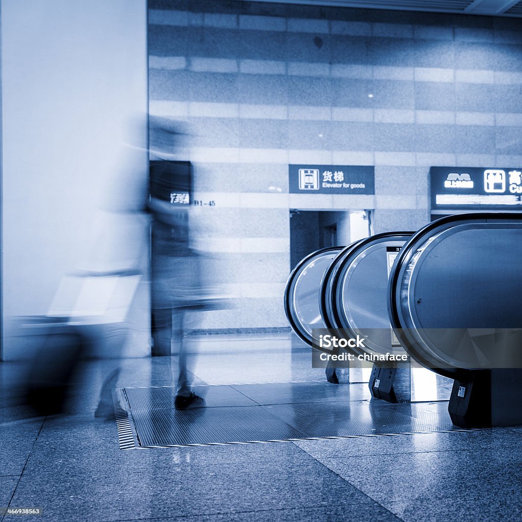 Personnes en mouvement flou sur l'aéroport - Photo de Activité libre de droits