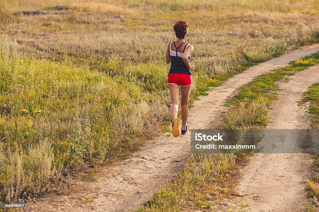 Дорога красивые здоровые брюнетка молодая женщина спортсмен бежит outd - Стоковые фото Активный образ жизни роялти-фри