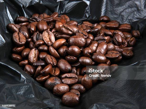 Grãos De Café - Fotografias de stock e mais imagens de Assado - Assado, Café - Edifício de Restauração, Café Preto