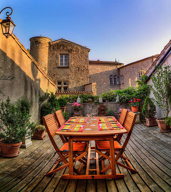 francês telhado terrace jardim mesa de jantar - decked imagens e fotografias de stock