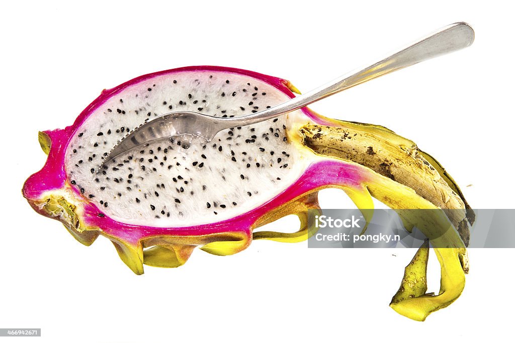Frutto del drago Mezza apertura con cucchiaio su sfondo bianco - Foto stock royalty-free di Alimentazione sana