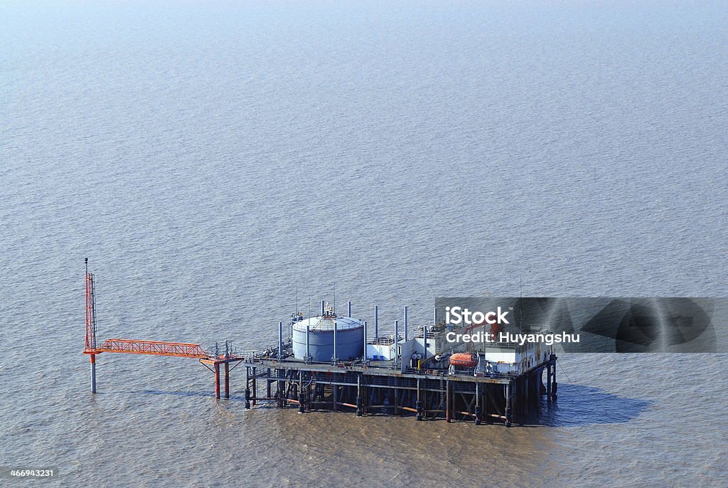 Producción de petróleo en el mar desde arriba. - Foto de stock de Barril libre de derechos