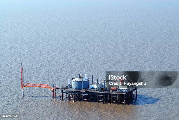 Producción De Petróleo En El Mar Desde Arriba Foto de stock y más banco de imágenes de Barril - Barril, Bidón, Combustible fósil