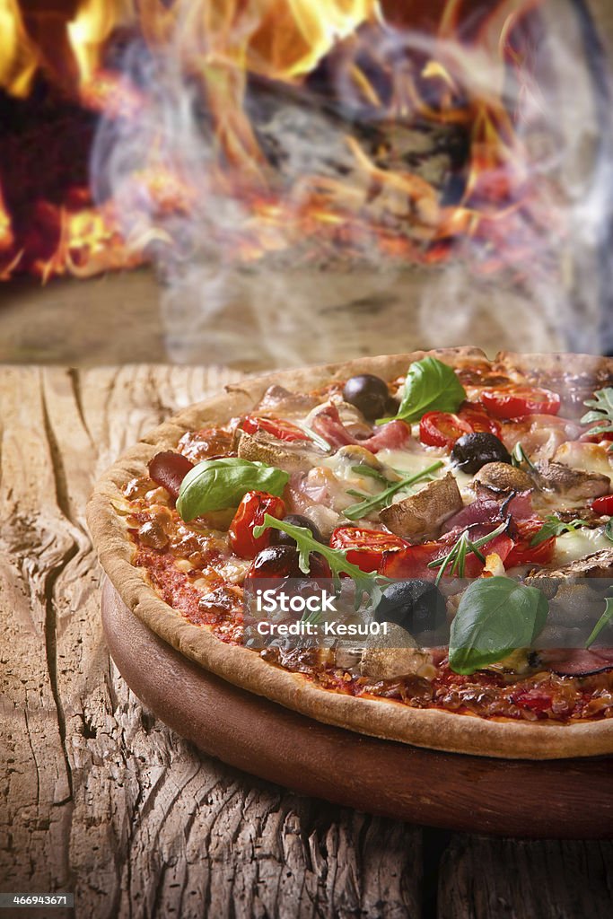 Deliziosa pizza italiana - Foto stock royalty-free di Basilico