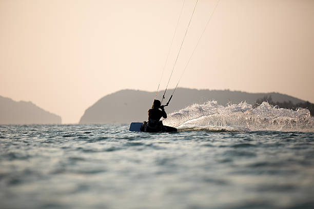 kitesurfing - wakeboarding waterskiing water sport stunt zdjęcia i obrazy z banku zdjęć