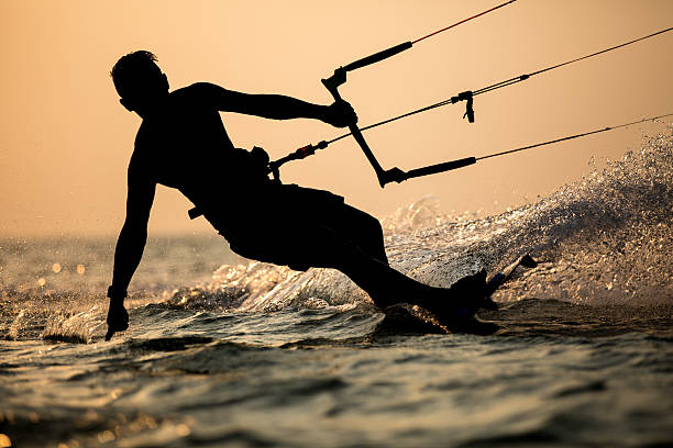 カイトサーフィン - wakeboarding waterskiing water ski sunset ストックフォトと画像