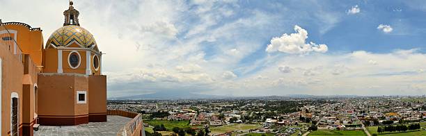 grande pirâmide acima cholula com igreja - sao gabriel tower imagens e fotografias de stock