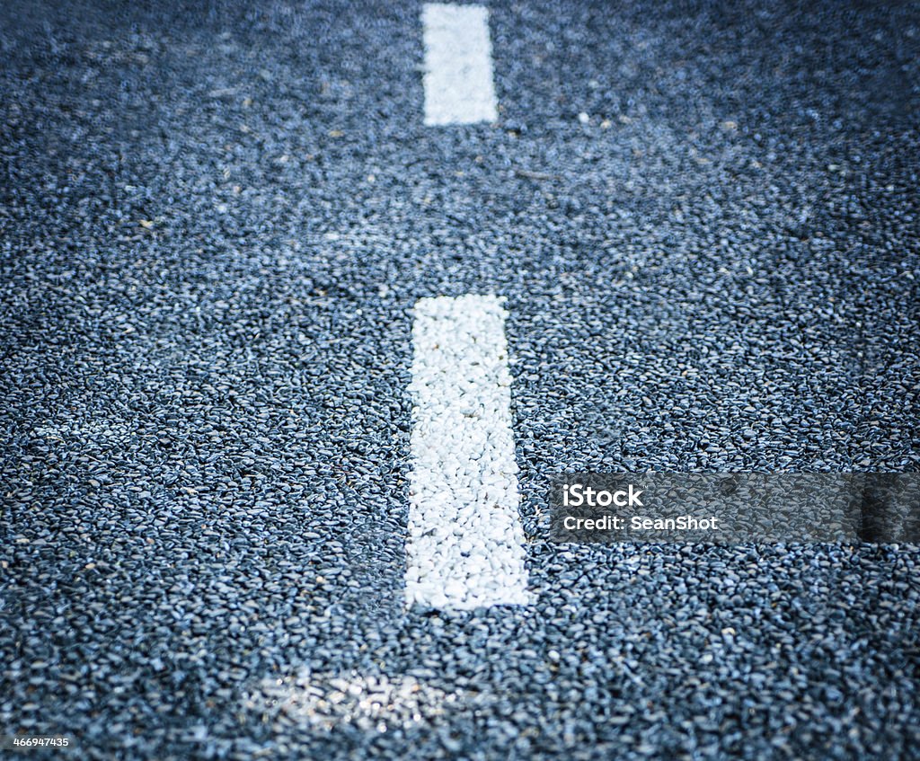 Primer plano de una fotografía de la línea en el medio de la carretera - Foto de stock de Aire libre libre de derechos