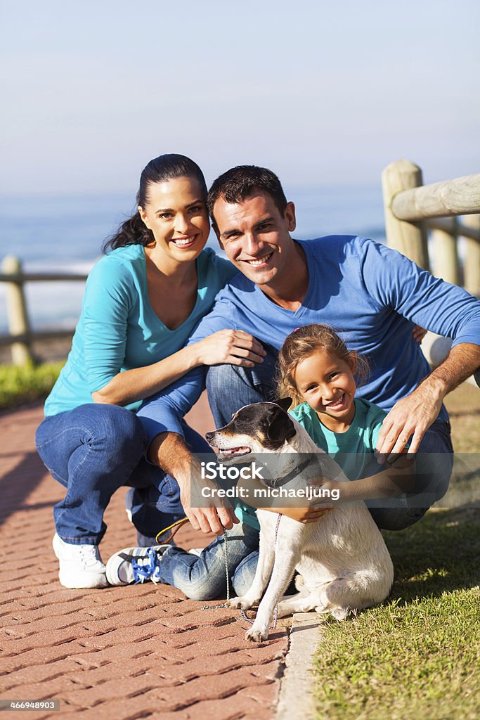 Famille à la plage avec chien - Photo de Adulte libre de droits