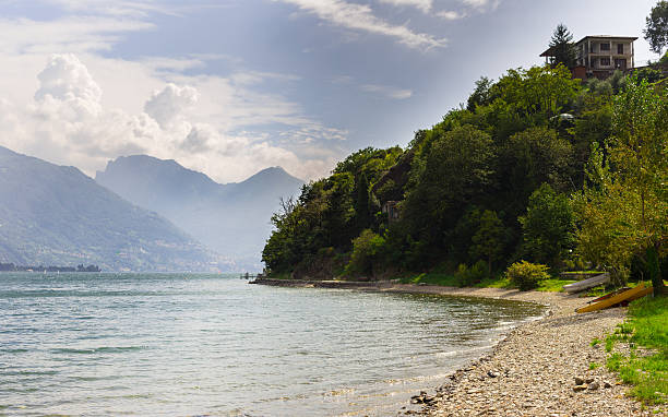 Pebble beach en la costa del lago de Como, Italia - foto de stock