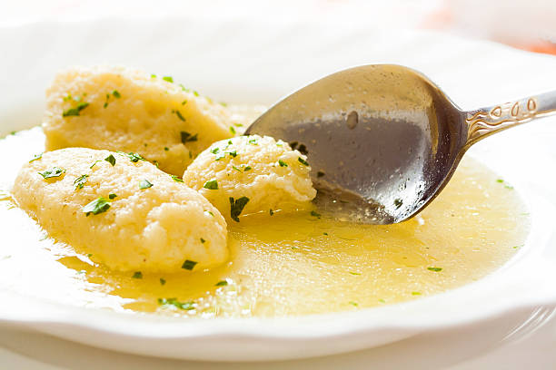 maztah ボールのスープ - matzo soup passover judaism ストックフォトと画像