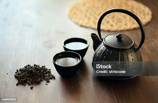 Imagem De Bule De Chá Tradicional Oriental E Teacups Na Mesa De Madeira - Fotografias de stock e mais imagens de Alimentação Saudável