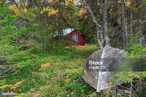 Barco A Remo Em Terra - Fotografias de stock e mais imagens de Abrigo de Jardim - Abrigo de Jardim, Antigo, Ao Ar Livre