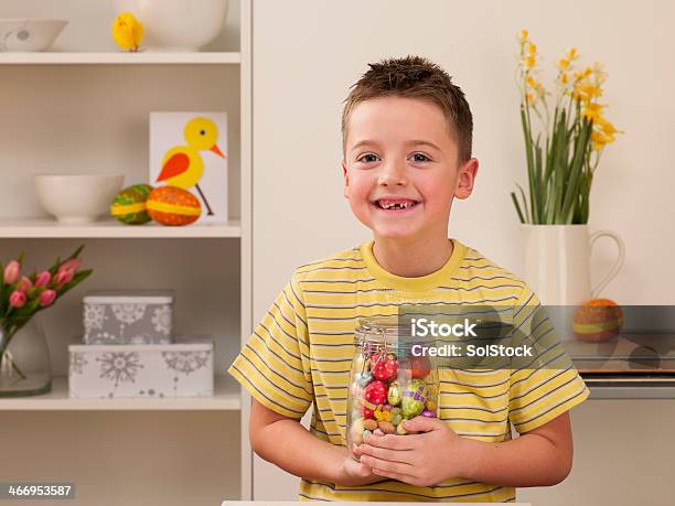 Gefäß Mit Ostern Eier Stockfoto und mehr Bilder von 6-7 Jahre - 6-7 Jahre, Blick in die Kamera, Blume