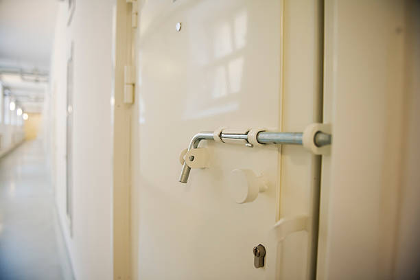 프리즌 도어 - prison cell prison bars corridor photography 뉴스 사진 이미지
