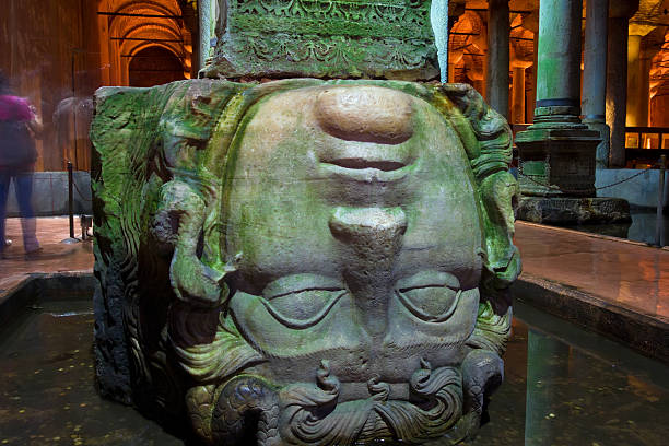 tête de méduse de citerne basilique - medusa photos et images de collection