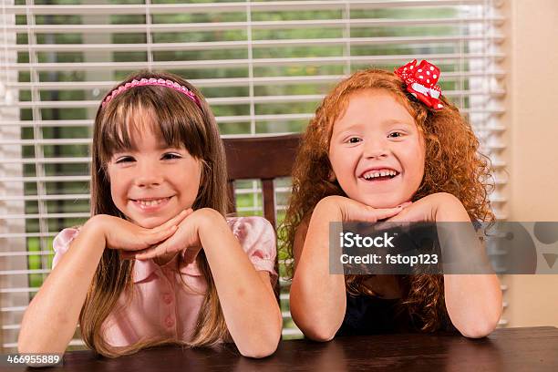 お子様笑顔のご友人とご着席形式にて喜んでお手の折り返し - 2人のストックフォトや画像を多数ご用意 - 2人, 4歳から5歳, カメラ目線