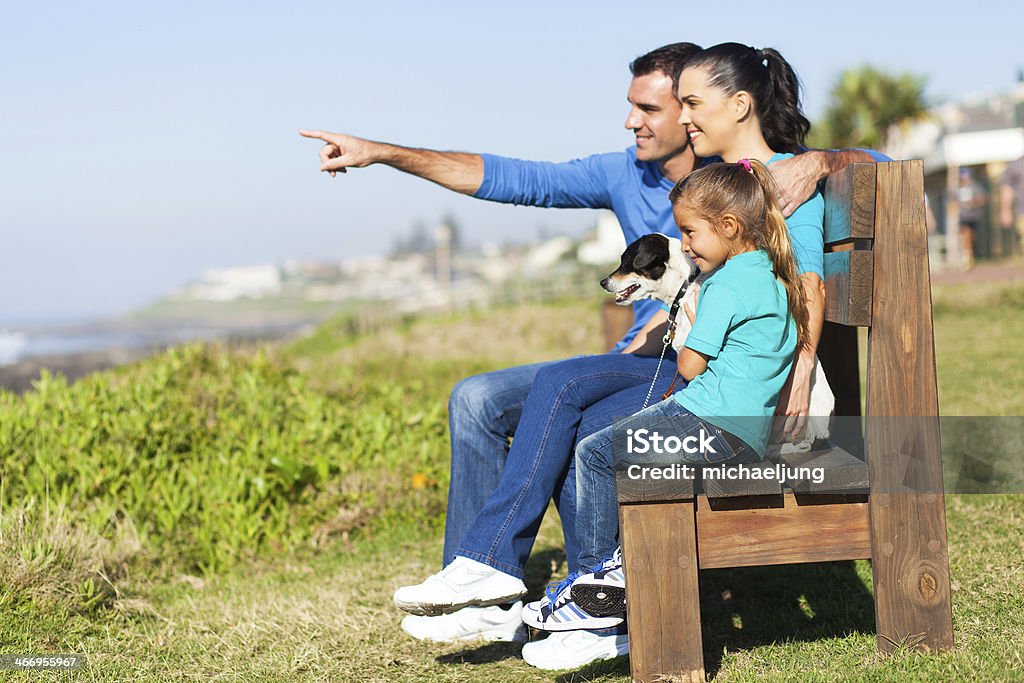 Família sentada na praia banco - Foto de stock de Adulto royalty-free