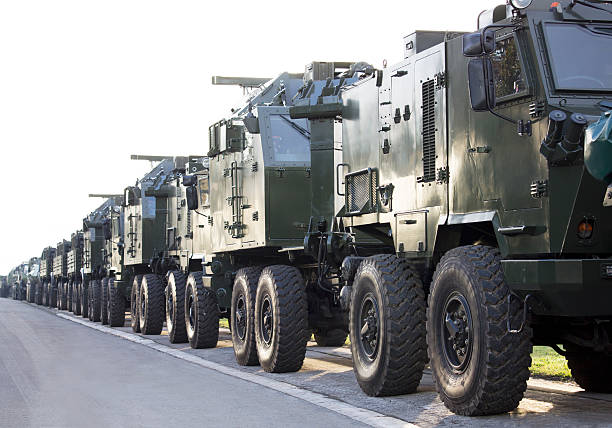 militares veículos em uma fileira - truck military armed forces pick up truck - fotografias e filmes do acervo
