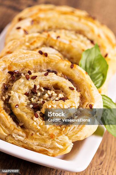 Blätterteig Mit Zermahlendem Huhn Stockfoto und mehr Bilder von Backen - Backen, Basilikum, Blatt - Pflanzenbestandteile