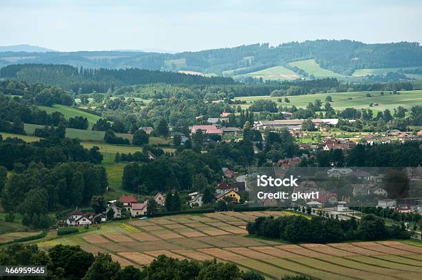 Foto de Panorama De Cidade De Montanha e mais fotos de stock de Agricultura - Agricultura, Ajardinado, Arquitetura