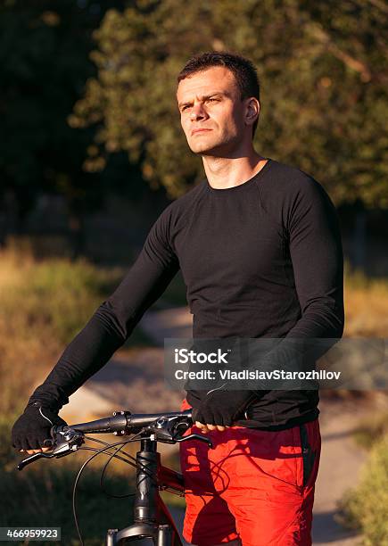 Rower Górski Rowerzystą Jazdy Na Wschód Słońca Zdrowego Stylu Życia Robi Sport - zdjęcia stockowe i więcej obrazów Bicykl