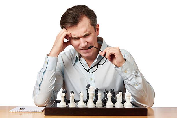 człowiek w okularach gra w szachy puste - intelligence set armed forces competitive sport zdjęcia i obrazy z banku zdjęć