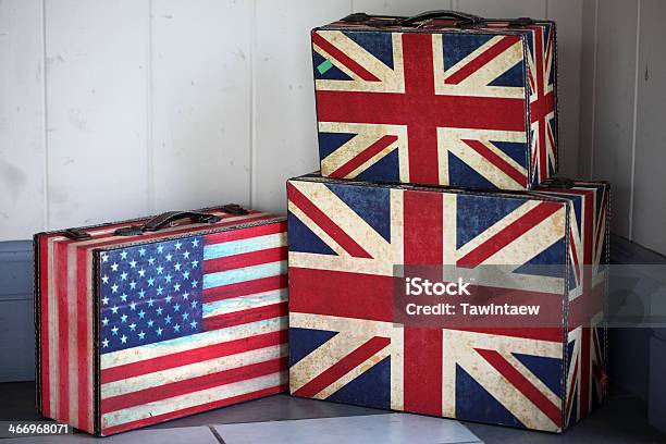 Bandera En Una Maleta De Viaje Foto de stock y más banco de imágenes de Bandera del Reino Unido - Bandera del Reino Unido, Bandera estadounidense, Accesibilidad