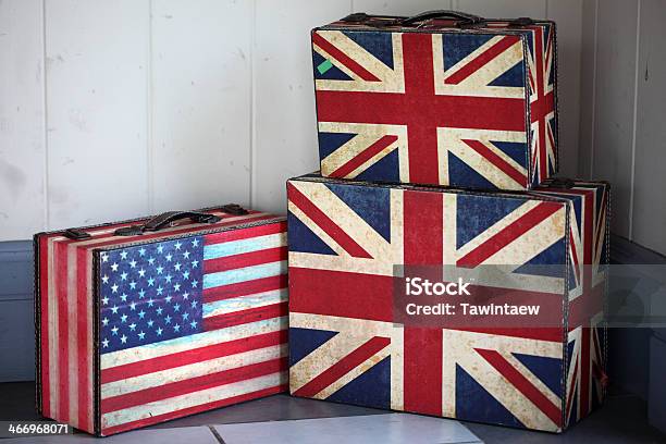旗をスーツケースに移動します - アメリカ国旗のストックフォトや画像を多数ご用意 - アメリカ国旗, イギリス国旗, アクセスしやすい