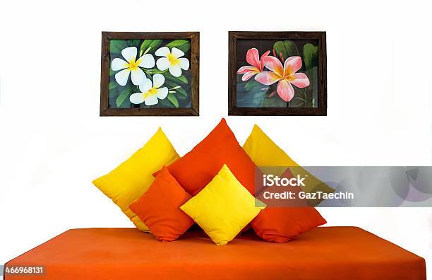 Foto de Sofácama E Travesseiros Móveis e mais fotos de stock de Aconchegante - Aconchegante, Artigo de decoração, Branco