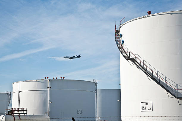 인명별 탱크 탱크 팜에, 푸른 하늘, 항공기 - architecture chemical plant diesel fuel and power generation 뉴스 사진 이미지