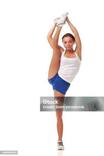Giovane Attraente Femmina Modello Di Fitness Stretching Spaghi - Fotografie stock e altre immagini di Capelli