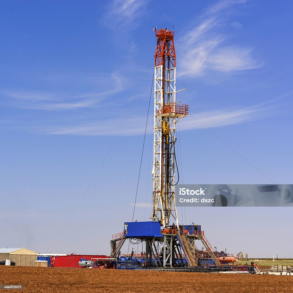 Pozzo petrolifero Piattaforma di perforazione vicino al Midland Texas - Foto stock royalty-free di Piattaforma di perforazione