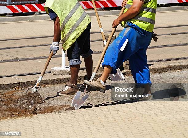 動作の道路工事 - 2人のストックフォトや画像を多数ご用意 - 2人, カラー画像, シャベル