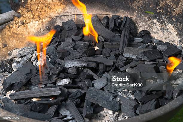 Antigua Una Grill Foto de stock y más banco de imágenes de Carbón - Carbón, Echar combustible, Fuego