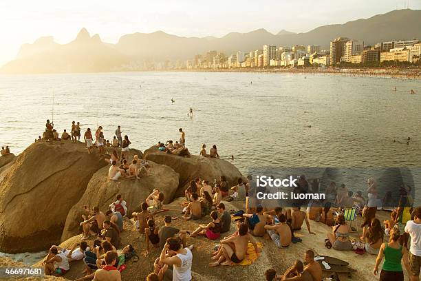 Puesta De Sol En La Playa De Arpoador Foto de stock y más banco de imágenes de Playa de Ipanema - Playa de Ipanema, Agua, Aire libre